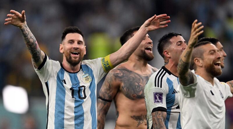 Argentina pasó a cuartos de final con goles de Messi y Julián Alvarez
