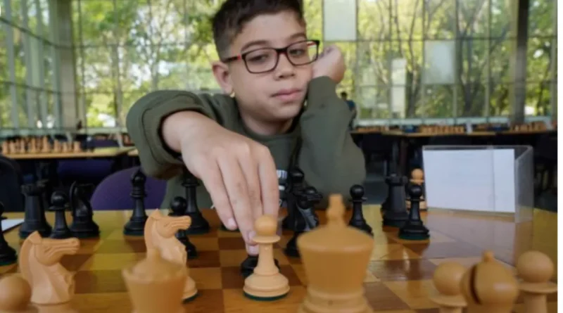 Cómo es el día a día de Faustino Oro, contado por su padre: “Dedica unas 55 horas semanales al ajedrez”