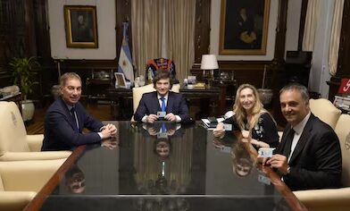 Javier Milei y su equipo de Gobierno recibieron los primeros ejemplares de los nuevos DNI electrónicos