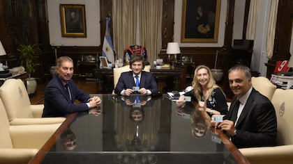 Javier Milei y su equipo de Gobierno recibieron los primeros ejemplares de los nuevos DNI electrónicos