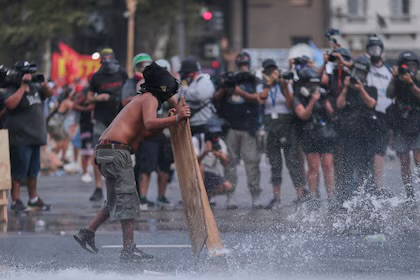 El Gobierno denunciará por terrorismo a los responsables de los incidentes violentos en el Congreso El Gobierno denunciará por terrorismo a los responsables de los incidentes violentos en el Congreso