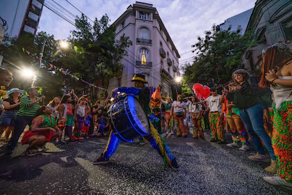 Cristina Kirchner hizo su primera aparición pública del año, tras el revés judicial que le mantuvo el uso de la tobillera electrónica Cristina Kirchner hizo su primera aparición pública del año, tras el revés judicial que le mantuvo el uso de la tobillera electrónica