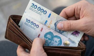 El Gobierno sale a inyectar pesos con un doble objetivo: darle un envión al consumo y sacar del piso al dólar