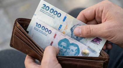 El Gobierno sale a inyectar pesos con un doble objetivo: darle un envión al consumo y sacar del piso al dólar