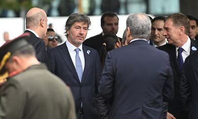 El “abrazómetro” del Gabinete con Adorni y los gestos de Milei durante el acto por Malvinas