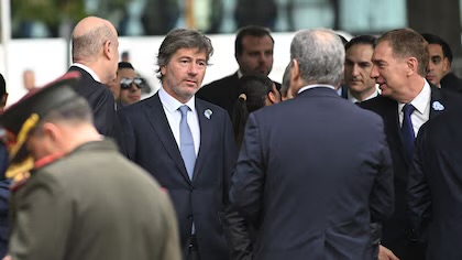 El “abrazómetro” del Gabinete con Adorni y los gestos de Milei durante el acto por Malvinas