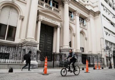 Un ex titular del BCRA cercano a Milei alertó por los riesgos de la flexibilización de los créditos en dólares