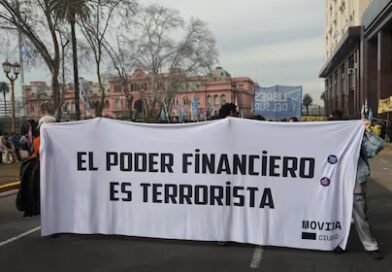 La CGT marchó al Ministerio de Economía por el endeudamiento familiar y le reclamó tres medidas a Caputo La CGT marchó al Ministerio de Economía por el endeudamiento familiar y le reclamó tres medidas a Caputo