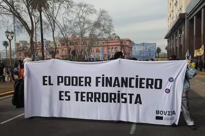 La CGT marchó al Ministerio de Economía por el endeudamiento familiar y le reclamó tres medidas a Caputo La CGT marchó al Ministerio de Economía por el endeudamiento familiar y le reclamó tres medidas a Caputo