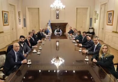 Milei volvió a la Casa Rosada tras 23 días de ausencia y encabezó una reunión de Gabinete
