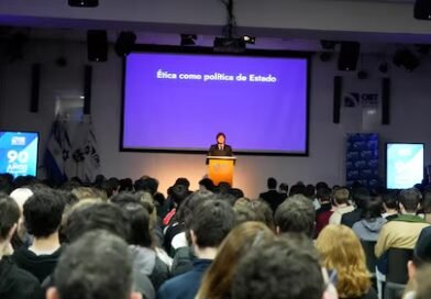 Milei habló ante alumnos de la escuela ORT y descartó cambios en el rumbo económico, tras los triunfos legislativos de ayer