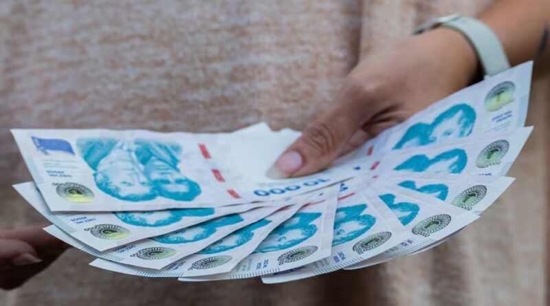 Tras nueve meses sin reunirse, el Consejo del Salario define hoy un nuevo mínimo que hoy está por debajo de la línea de pobreza Tras nueve meses sin reunirse, el Consejo del Salario define hoy un nuevo mínimo que hoy está por debajo de la línea de pobreza
