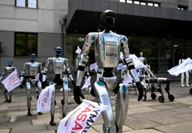 Una manifestación de robots humanoides en Varsovia reclamó regulación de la Inteligencia Artificial para proteger empleos