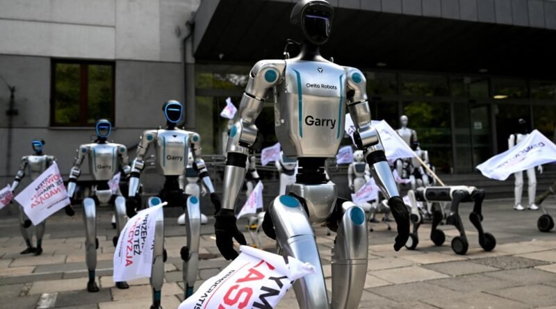 Una manifestación de robots humanoides en Varsovia reclamó regulación de la Inteligencia Artificial para proteger empleos