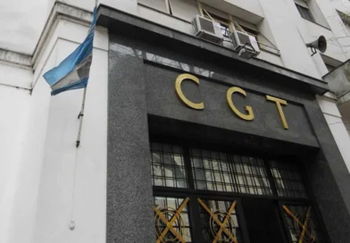 El “plan platita” de Caputo para que nadie cobre menos de $860.000 genera dudas dentro de la CGT El “plan platita” de Caputo para que nadie cobre menos de $860.000 genera dudas dentro de la CGT