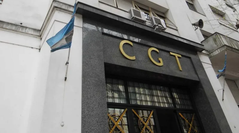 El “plan platita” de Caputo para que nadie cobre menos de $860.000 genera dudas dentro de la CGT El “plan platita” de Caputo para que nadie cobre menos de $860.000 genera dudas dentro de la CGT