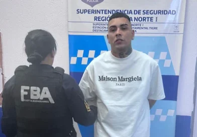 Detuvieron al cantante de RKT Callejero Fino con un arma de guerra en un control vehicular en Tigre Detuvieron al cantante de RKT Callejero Fino con un arma de guerra en un control vehicular en Tigre