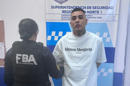 Detuvieron al cantante de RKT Callejero Fino con un arma de guerra en un control vehicular en Tigre Detuvieron al cantante de RKT Callejero Fino con un arma de guerra en un control vehicular en Tigre