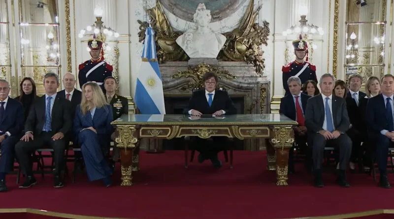 Milei anunció por cadena nacional sanciones a empresas y una base naval en Malvinas