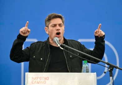 Kicillof cerró un acto con olor a candidatura y un mensaje a la interna: «No me interesa una construcción a control remoto»