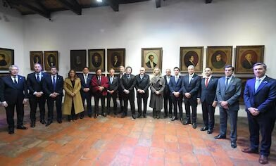 Milei viajará a París en plena «Argentina Week» para paliar la suba del riesgo país y destrabar la negociación por las PASO Milei viajará a París en plena «Argentina Week» para paliar la suba del riesgo país y destrabar la negociación por las PASO