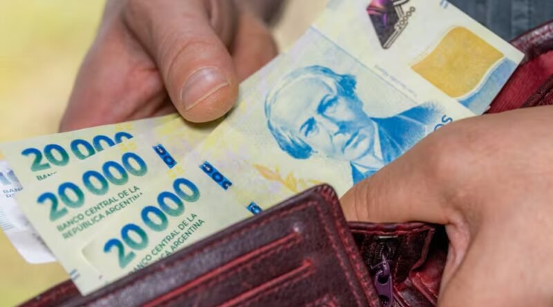 Los salarios subieron 2,8% en julio y le ganaron a la inflación, pero un sector quedó rezagado en el año