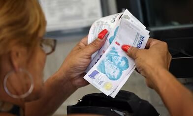 El salario mínimo subió a $391.200 en octubre, con aumentos escalonados hasta abril de 2027