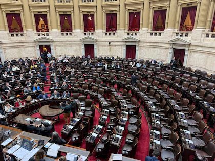 La oposición quedó a ocho diputados del quórum y se cayó la sesión para derogar el DNU 70