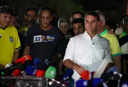Piden alerta roja de Interpol para Flávio Bolsonaro, cuyo paradero se desconoce